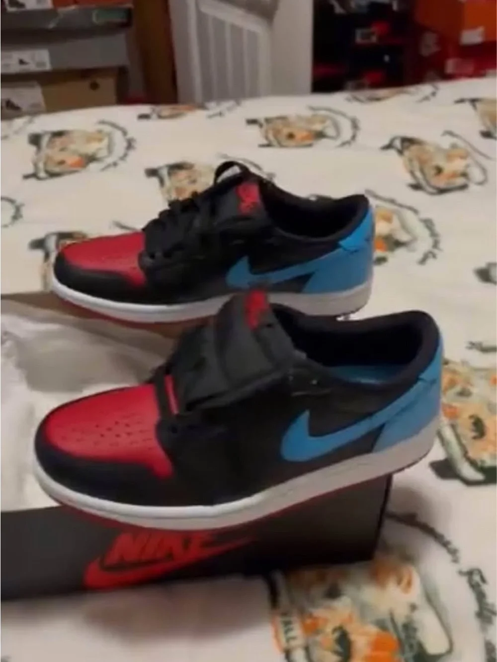 Nike women’s Black, blue, Red Low-Top Sneakers